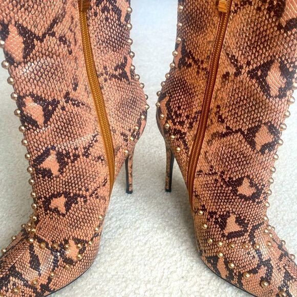 AKIRA ENCHANTING SIZE 39 ZIPUP 4” HEELED BOOTS - Picture 2 of 6